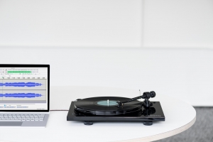 Проигрыватель винила Pro-Ject Essential III RecordMaster (OM 10)