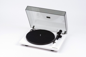 Проигрыватель винила Pro-Ject Essential III (OM 10)